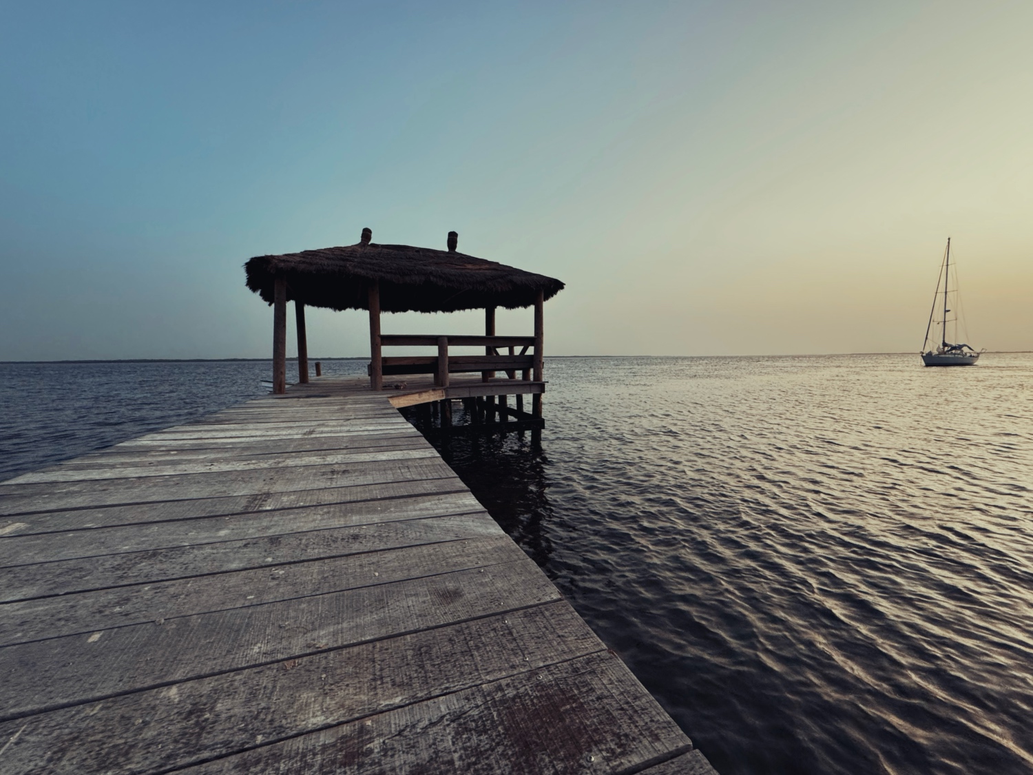 Album photo Sénégal : ponton et pavillon en bois au bord de l'eau